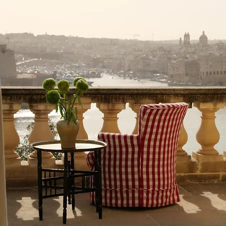 Penthouse W/ Unique Harbour View *