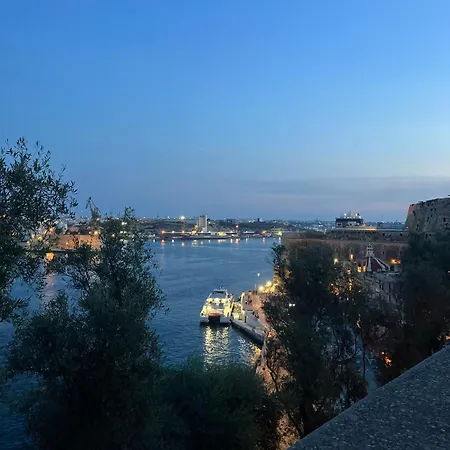 Penthouse W/ Unique Harbour View *