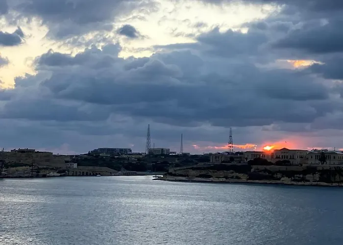 Апартаменты Penthouse W/ Unique Harbour View *