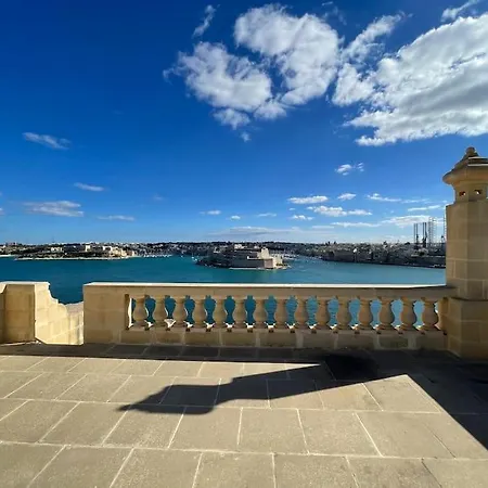 Penthouse W/ Unique Harbour View شقة