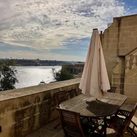 Penthouse W/ Unique Harbour View شقة فاليتا