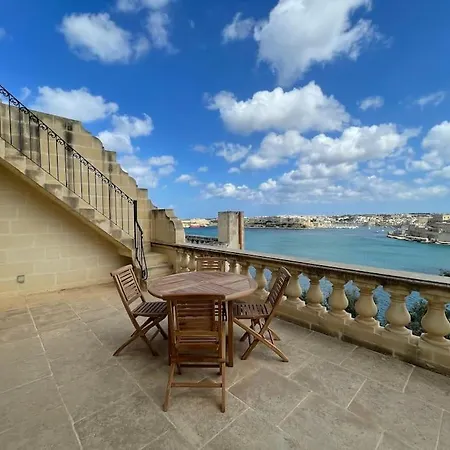 Penthouse W/ Unique Harbour View فاليتا
