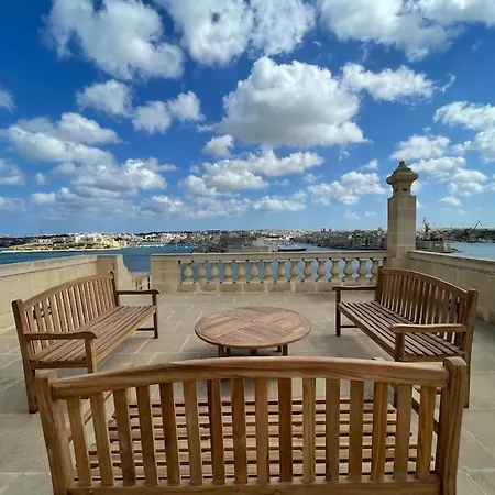 Penthouse W/ Unique Harbour View فاليتا