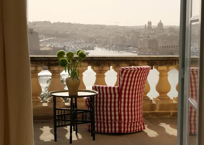 Penthouse W/ Unique Harbour View *