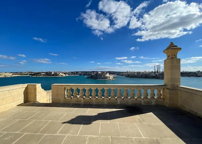 Penthouse W/ Unique Harbour View Apartman