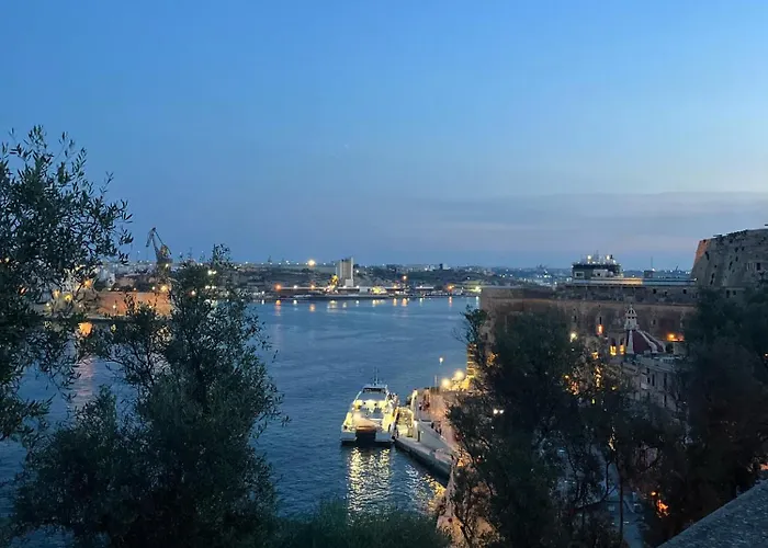 Penthouse W/ Unique Harbour View *